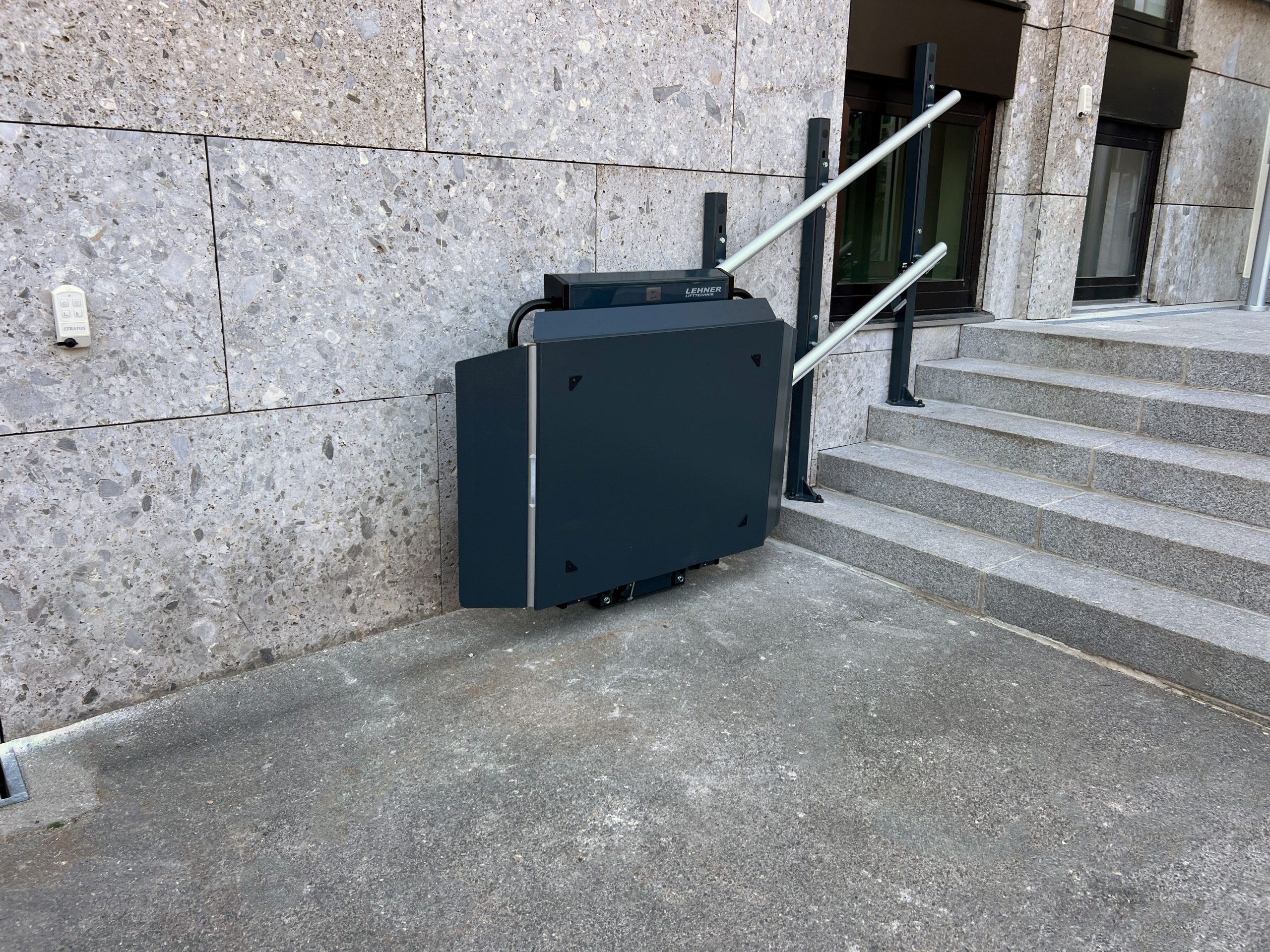 Stratos NGA_outdoor_wall+pillars_RAL7016_push-buttons_folding-seat_GER (18)
