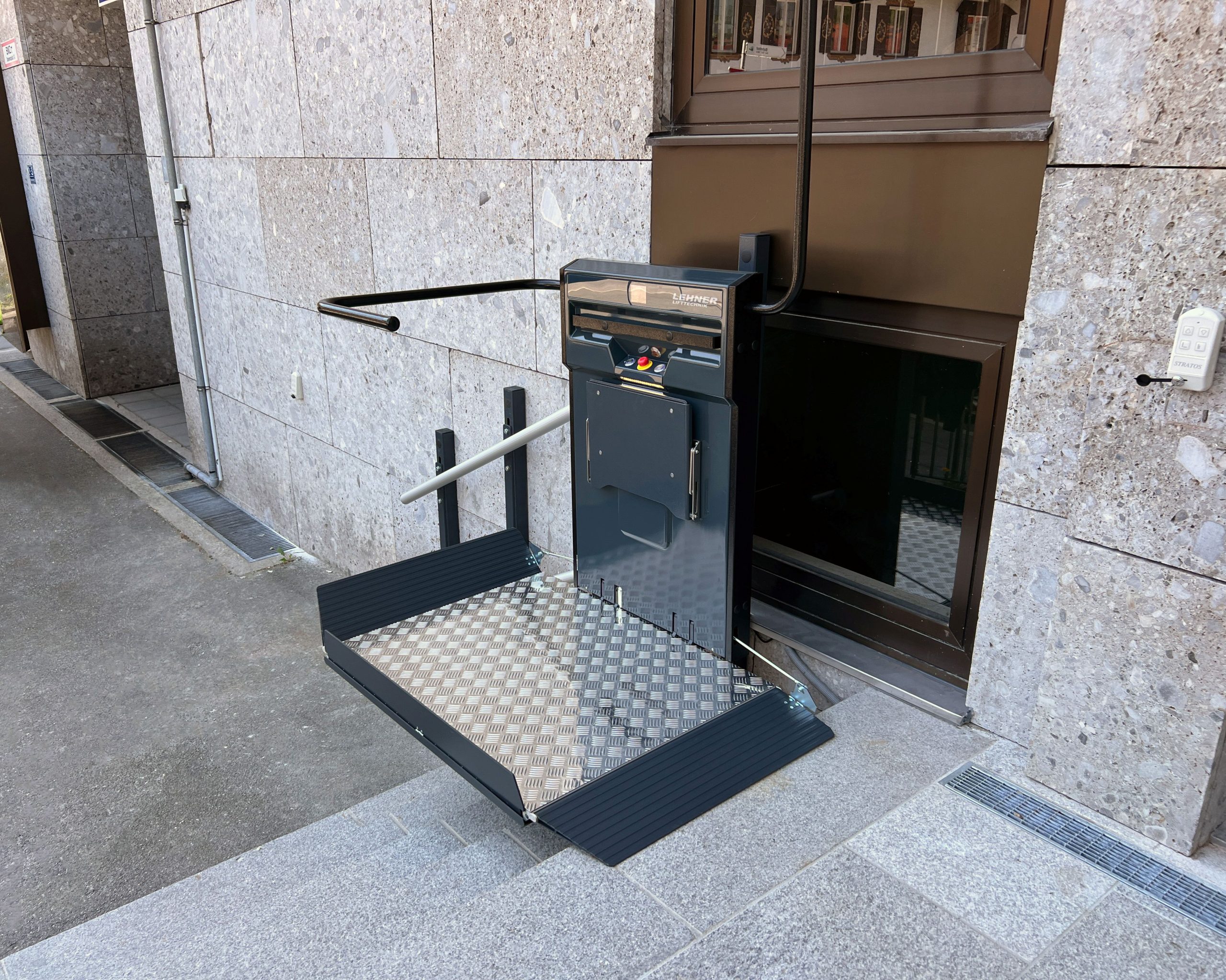 Stratos NGA_outdoor_wall+pillars_RAL7016_push-buttons_folding-seat_GER (49)