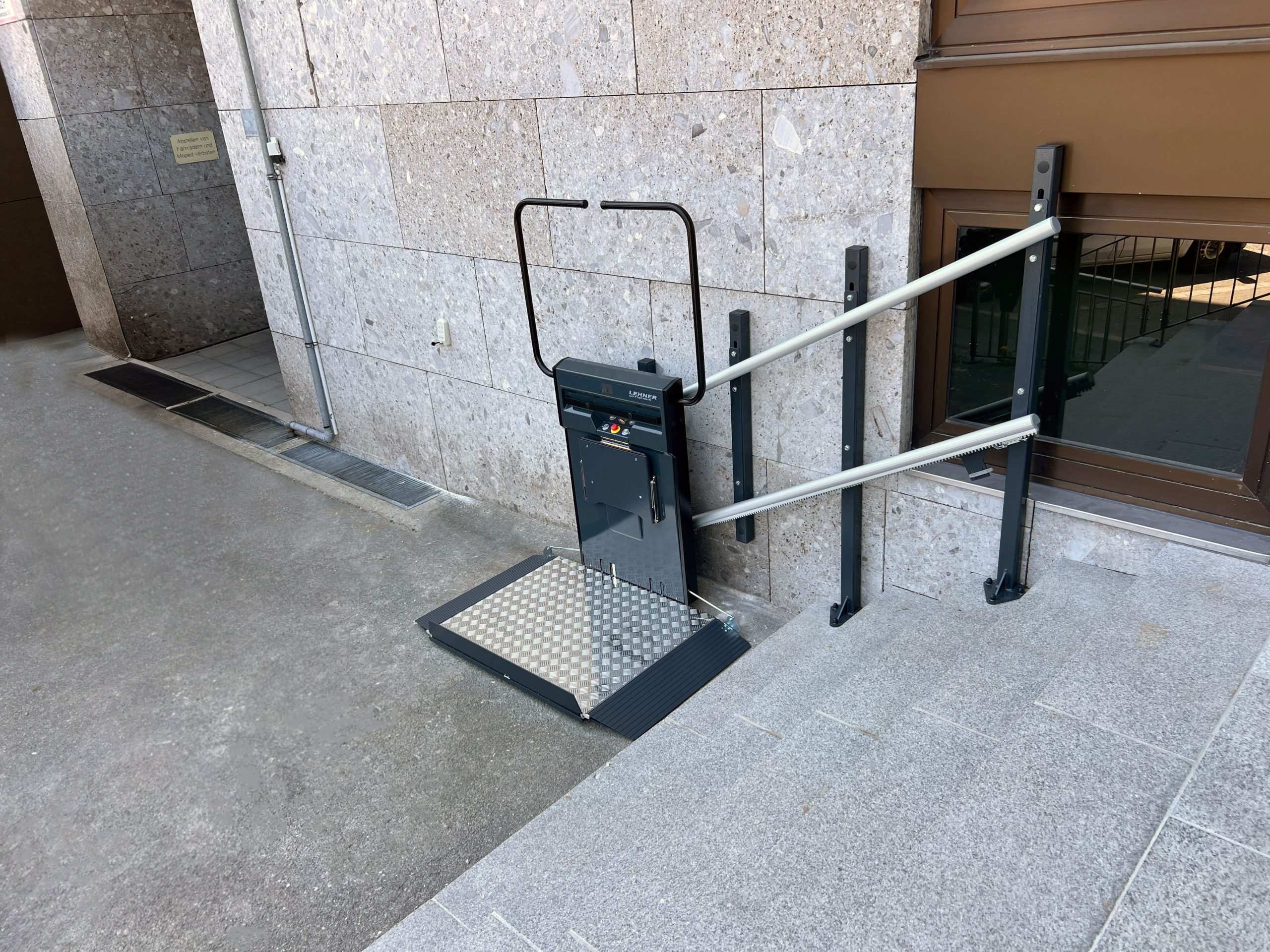 Stratos NGA_outdoor_wall+pillars_RAL7016_push-buttons_folding-seat_GER (5)