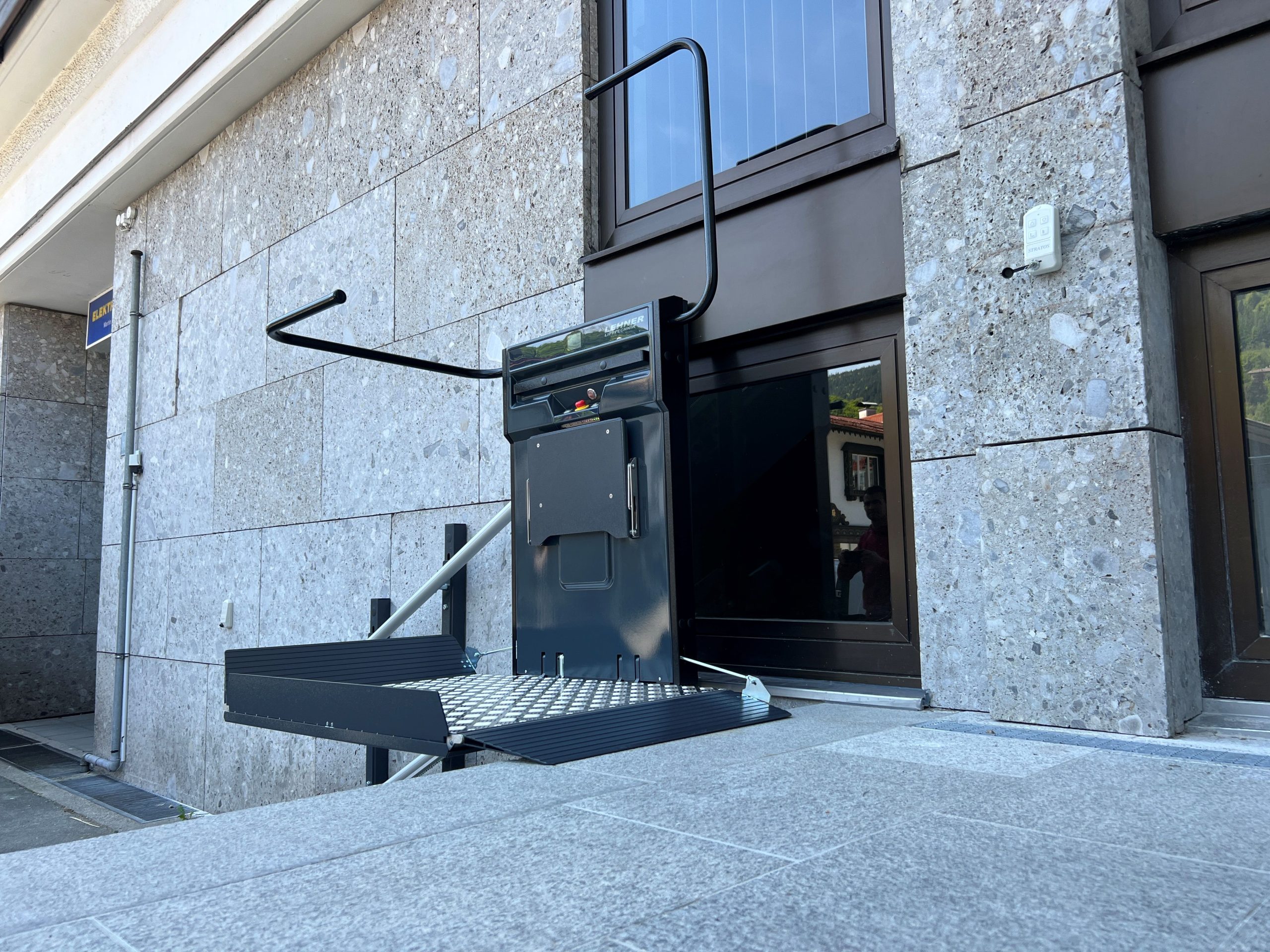 Stratos NGA_outdoor_wall+pillars_RAL7016_push-buttons_folding-seat_GER (50)