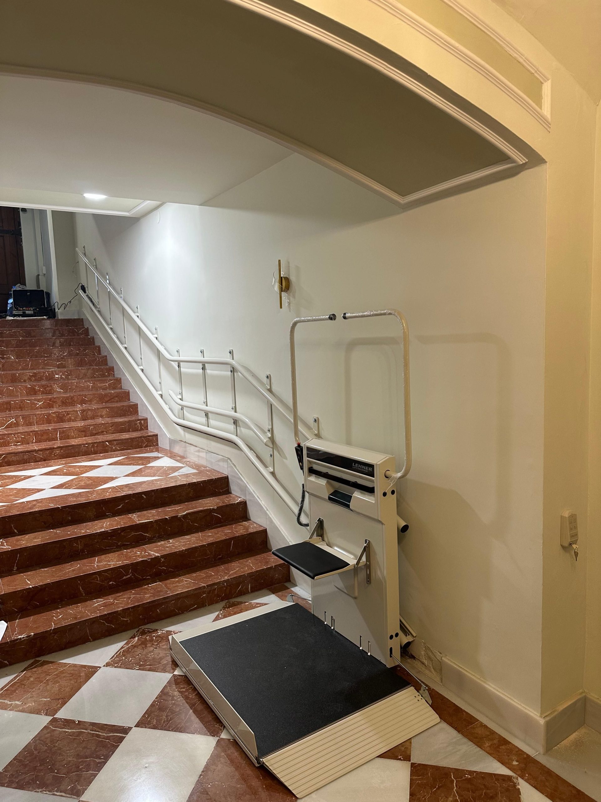 Stratos NG_indoor_wall-mounting_RAL9002_folding-seat_ES (3)