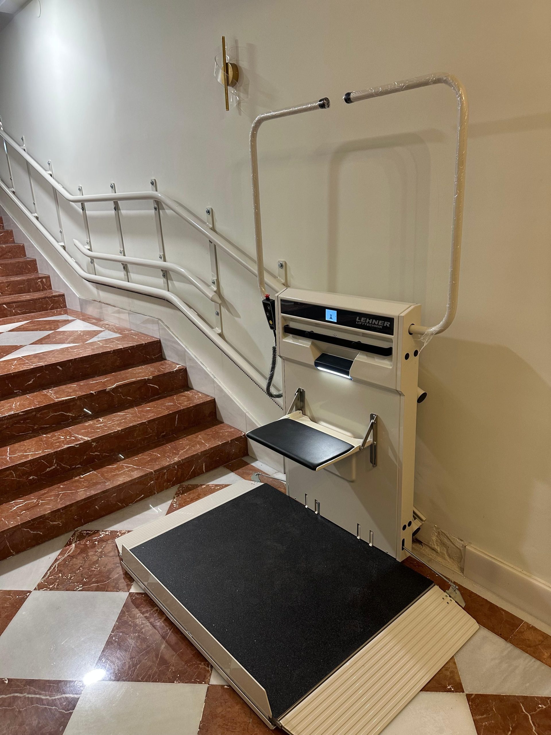 Stratos NG_indoor_wall-mounting_RAL9002_folding-seat_ES (5)