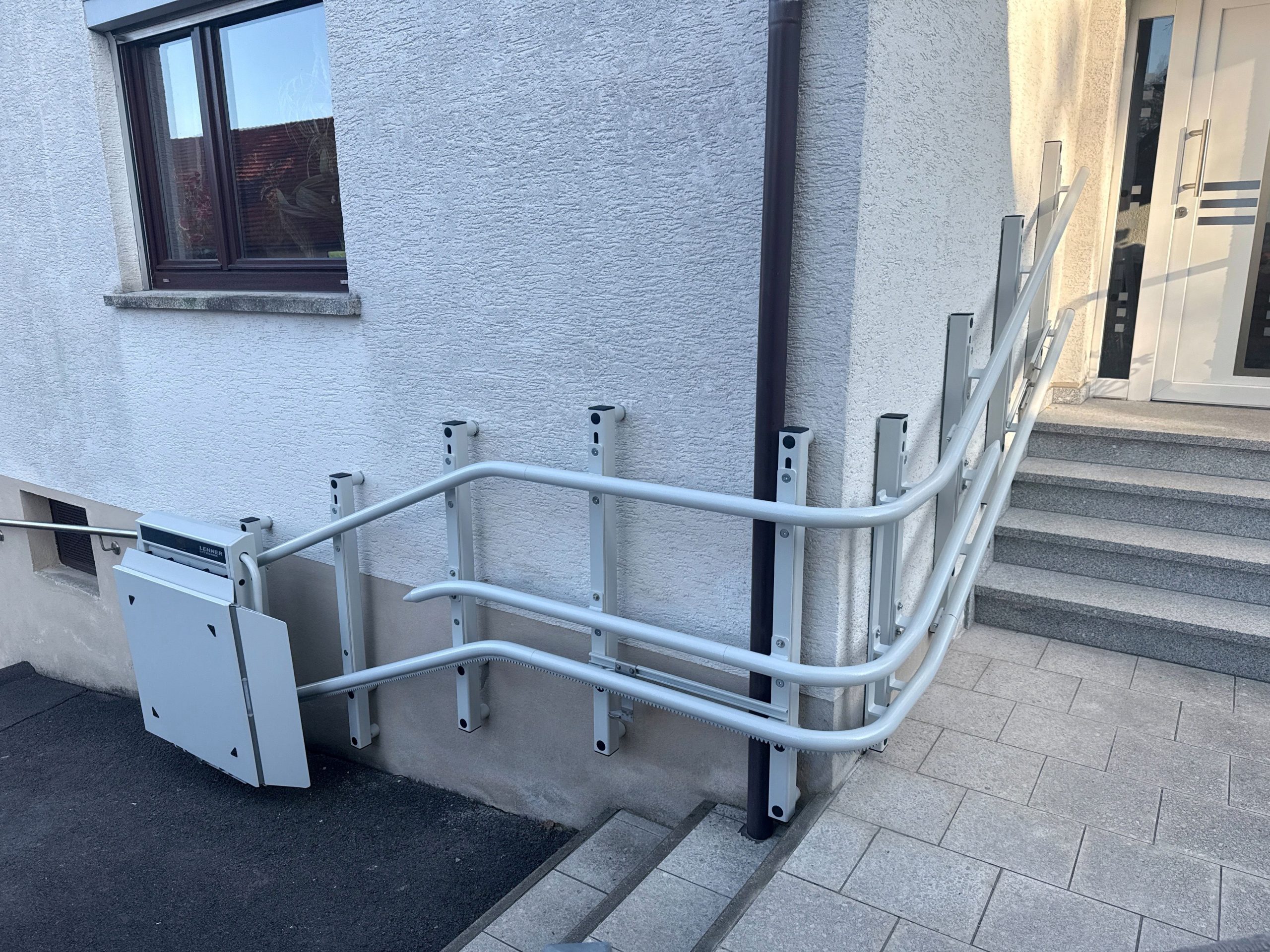 Stratos NG_outdoor_wall+pillars_RAL7035_intermediate-stop_GER (15)