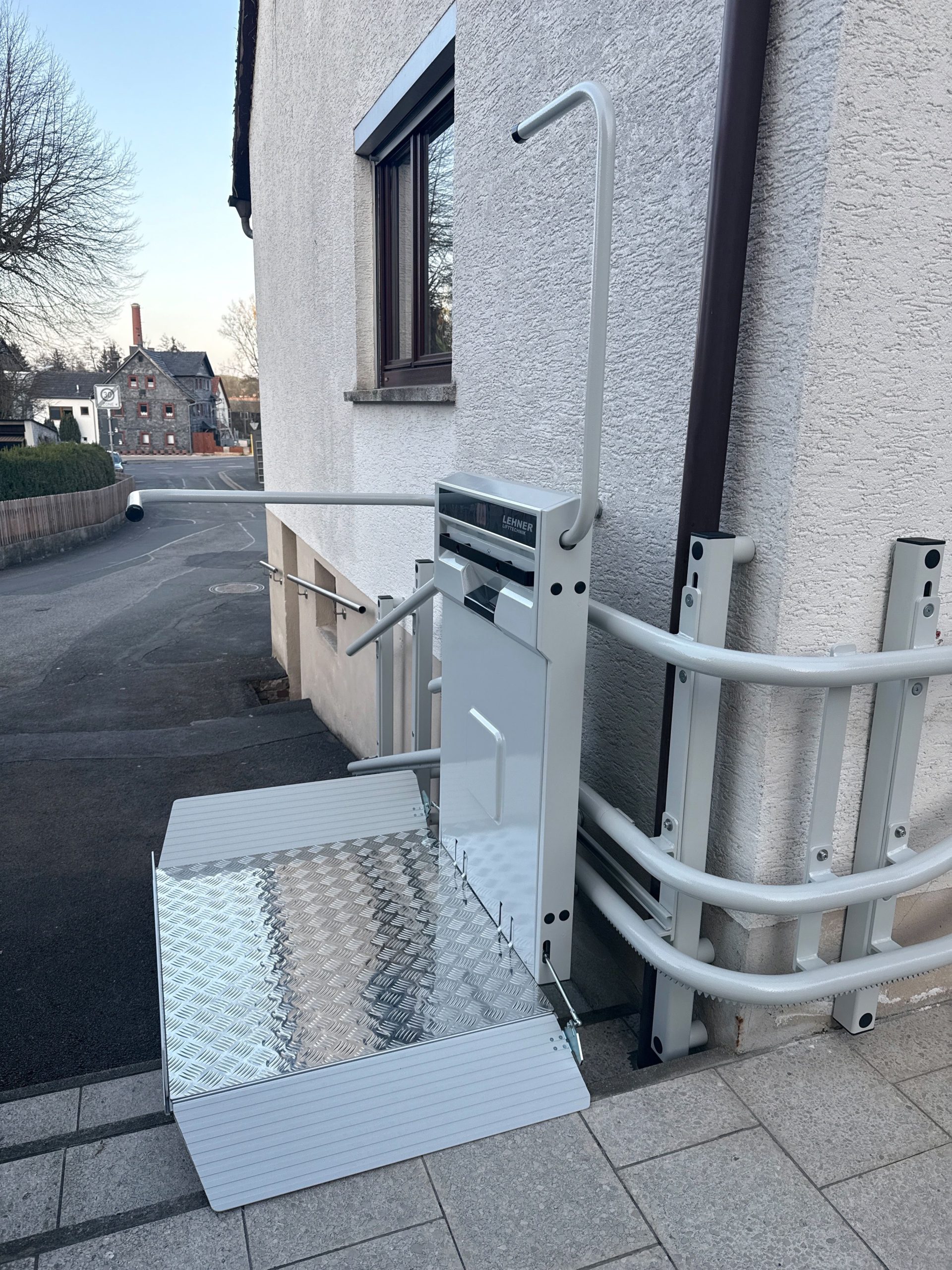 Stratos NG_outdoor_wall+pillars_RAL7035_intermediate-stop_GER (33)