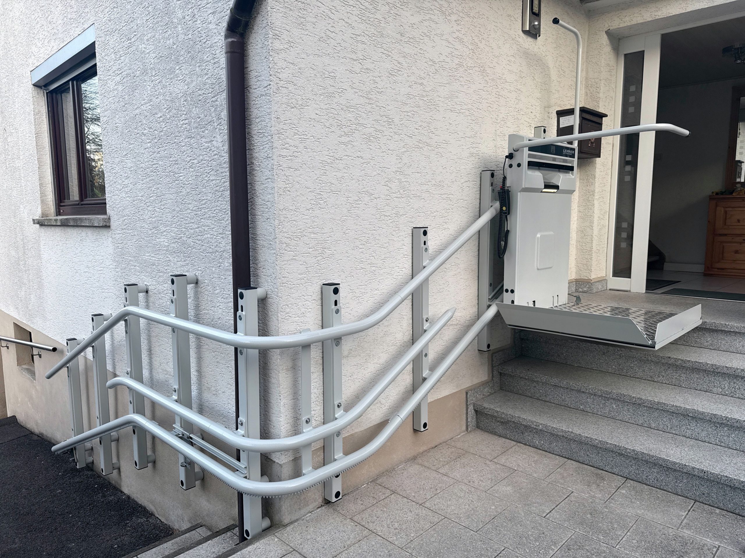 Stratos NG_outdoor_wall+pillars_RAL7035_intermediate-stop_GER (43)